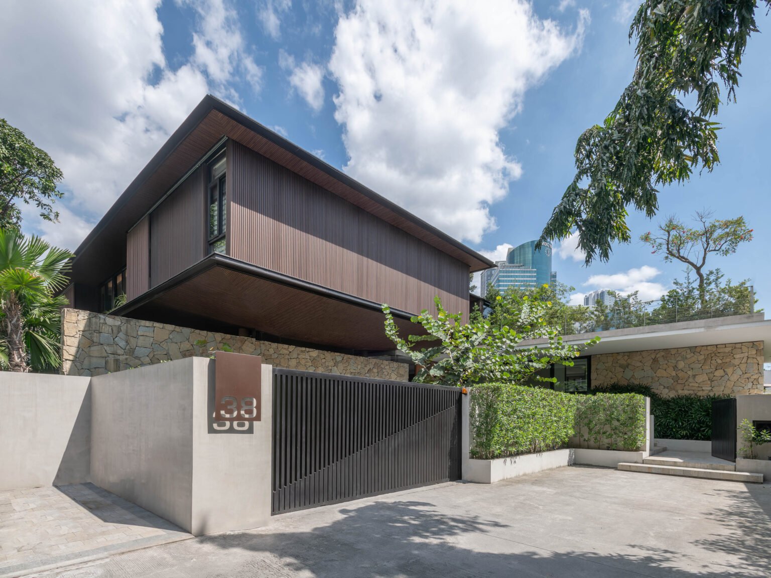 Urban Nest: Nest House by SLIC Architecture - Kanto - Creative Corners